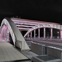 喜歡夜深人靜的大阪，會把所有的真實的自己展示淋漓盡致